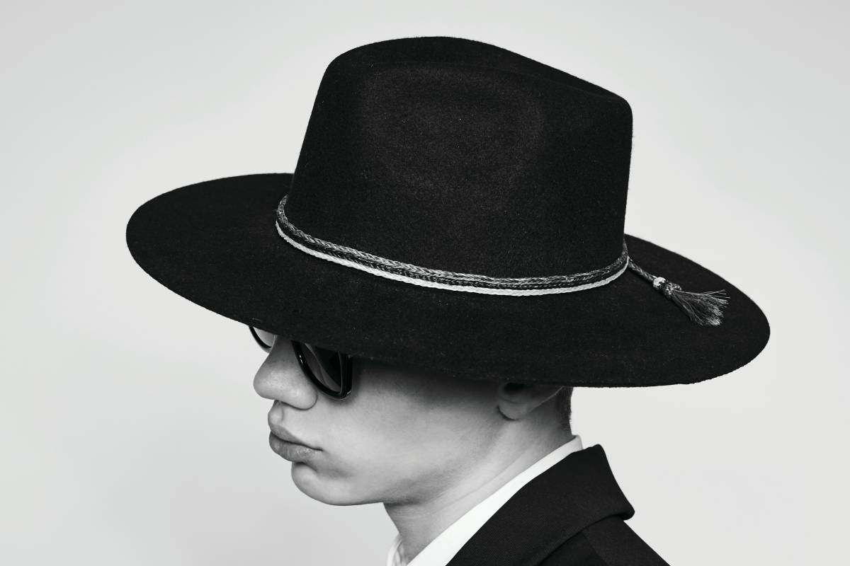 Can You Wear a Hat on a Plane? TSA Rules and Etiquette (2026)
