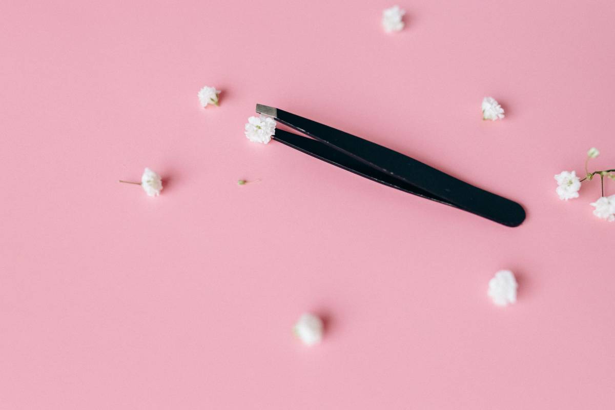 Can You Bring Tweezers on a Plane? (And Full Grooming Kit Guide) 1 Can You Bring Tweezers on a Plane? Unraveling the Mystery for Travelers