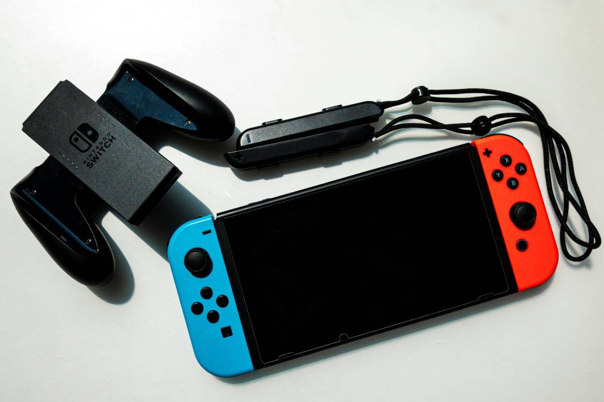 Level Up Your Flight: Playing Your Nintendo Switch on Airplane