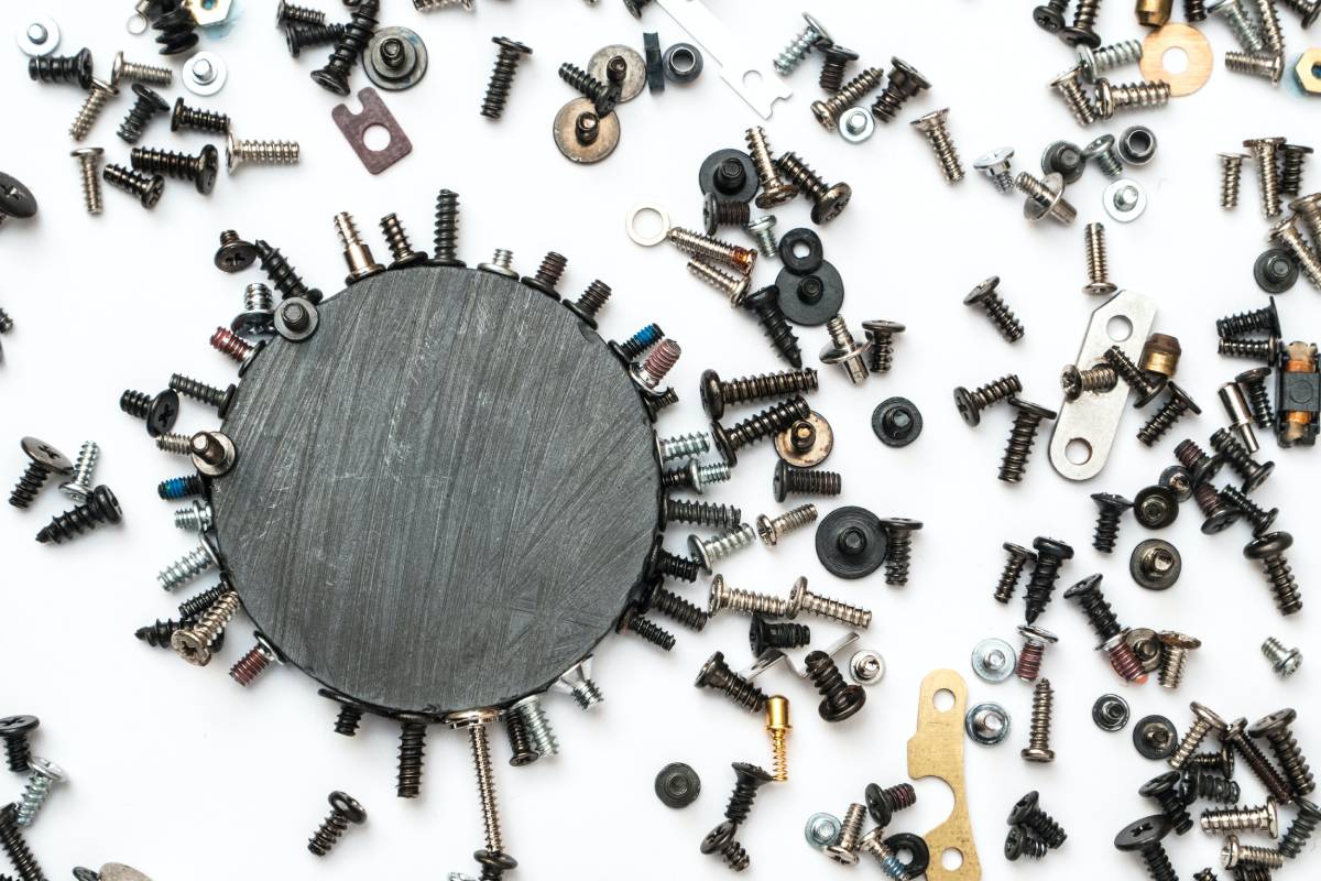 Can You Bring Magnets on a Plane? TSA Rules (2026) 1 can you bring magnets on a plane TSA rules