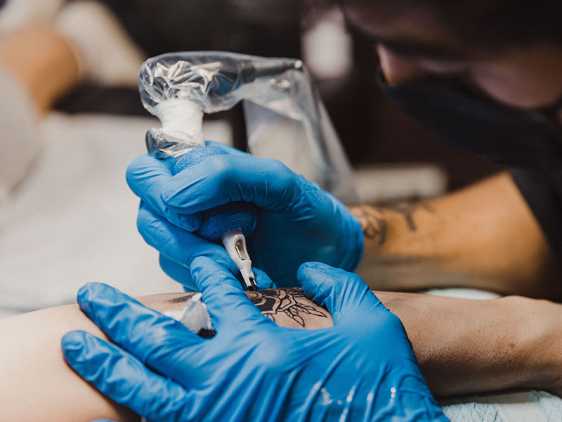 Can You Bring Tattoo Needles on Planes? 1 Tattooing with a tattoo machine