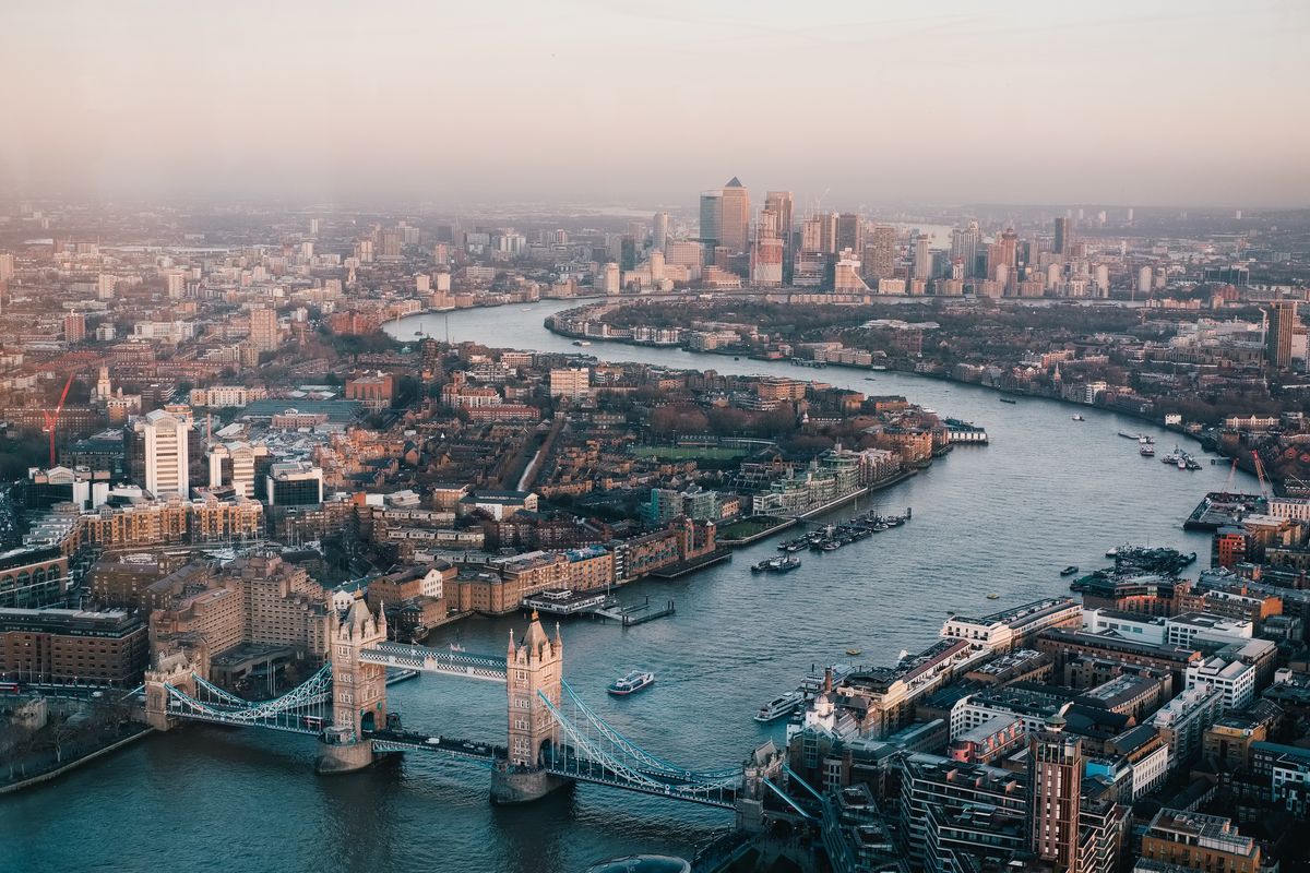 The Ultimate Guide: Where to Stay in London 1 Find your London home away from home! Discover our guide to where to stay in London, from luxury hotels to charming neighborhoods.